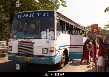 Indien, Kerala Palakkad, KSRTC Kerala State Road Transport Bus Fahrgäste an Bushaltestelle Stockfoto