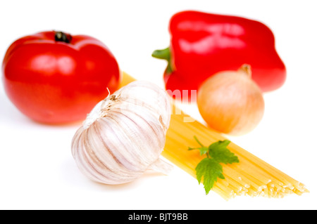 Paprika, Tomate, Zwiebel, Knoblauch Produkte auf Spaghetti isoliert. Stockfoto