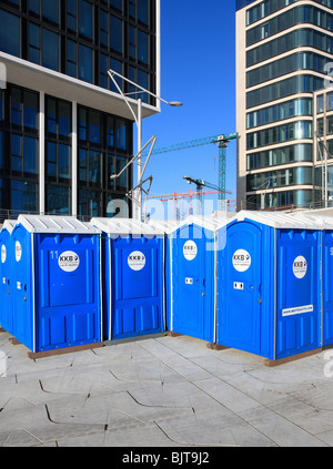 ble-Toiletten vor neu erbauten Gebäuden in der HafenCity, Hamburg Stockfoto