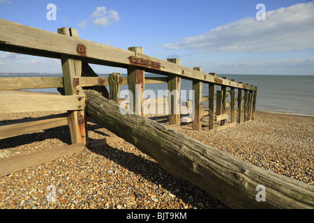 Leisten am Strand von Sovereign Harbour, in der Nähe von Eastbourne, East Sussex zerbröckelt. Stockfoto