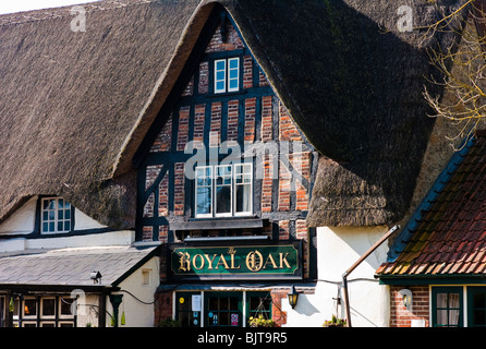 Detail der Strohdach und halb Holzbau des "Royal Oak" Inn at Easterton Wiltshire Stockfoto