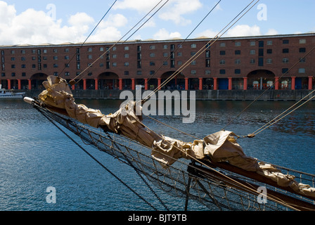 Der Bugspriet eines Segelschiffes, das Zebu.  Albert Dock, Liverpool, Merseyside, England, Vereinigtes Königreich Stockfoto