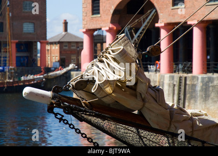 Der Bugspriet eines Segelschiffes, das Zebu.  Albert Dock, Liverpool, Merseyside, England, Vereinigtes Königreich Stockfoto