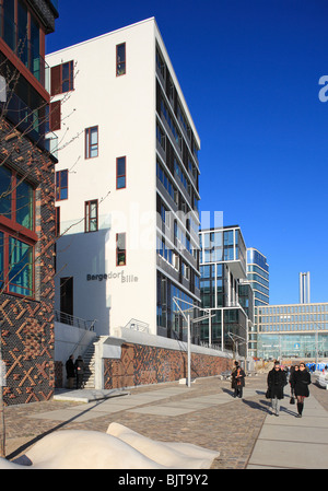 Passanten, die zu Fuß vor der neu errichtete Gebäude im Stadtteil Quartier Dallmannkai, Hamburg, Deutschland Stockfoto