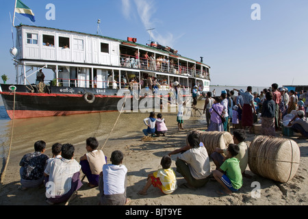 Menschen warten auf das Boot. Pakokku. Ayeyarwaddy Flusses. Boot-Route Mandalay-Bagan. Myanmar Stockfoto