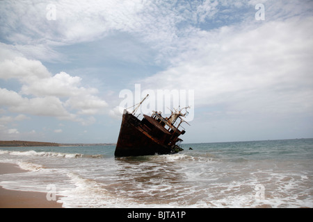 Ein Schiffswrack an der Atlantikküste. Hafen Amboim, Provinz Kwanza Sul, Angola. Afrika. Zute Lightfoot Stockfoto