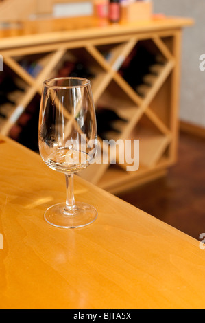 Leere Glas Wein auf einem Holztisch Stockfoto