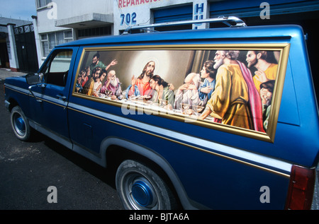 Undertakers Leichenwagen gemalt mit Leonardo da Vincis "Abendmahl", in Toluca, Mexiko. Stockfoto