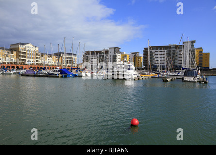 Boote vor Anker vor der modernen Apartments im Südhafen, Sovereign Harbour Marina, Eastbourne, East Sussex. Stockfoto