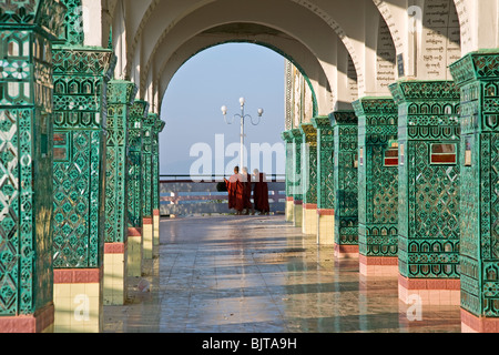 Buddhistische Mönche betrachten die Aussicht. Mandalay Hill. Myanmar Stockfoto
