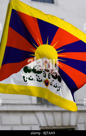 Eine tibetische Nationalflagge flattert im Wind bei einem Tibet Freedom March-Protest vor der chinesischen Botschaft in London Stockfoto