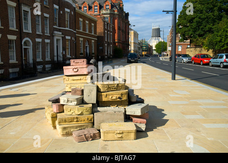 Eine Fallgeschichte.  Eine Skulptur von John King.  Hope St. Liverpool, England, Vereinigtes Königreich.  In der Ferne ist die römisch-katholische Kathedrale. Stockfoto