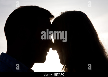Romantisch zu zweit in Silhouette Hintergrundbeleuchtung bei Sonnenuntergang Stockfoto