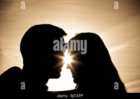 Romantisch zu zweit in Silhouette Hintergrundbeleuchtung bei Sonnenuntergang Stockfoto