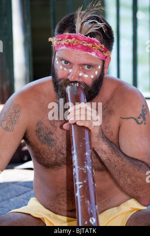 Ein Aborigine Mann spielt das Didgeridoo in Sydney, Australien. Stockfoto