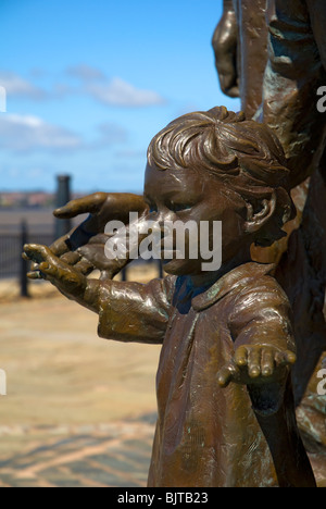 Emigranten. Eine Skulptur von Tony Siebenthaler.  Pier Head, Liverpool, England UK Stockfoto