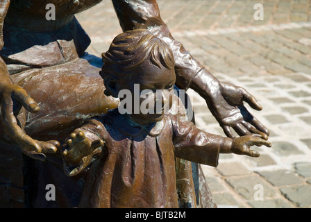 Emigranten. Eine Skulptur von Tony Siebenthaler.  Pier Head, Liverpool, England UK Stockfoto