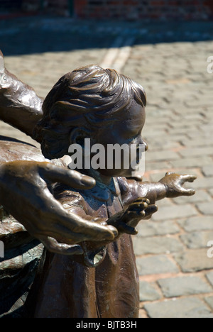 Emigranten. Eine Skulptur von Tony Siebenthaler.  Pier Head, Liverpool, England UK Stockfoto