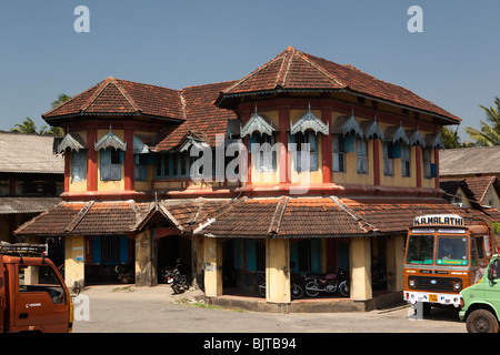 Indien, Kerala, Palakkad, Englisch Church Road, New Mansion, eleganten alten Kolonialhaus jetzt benutzt als Lager Büro Stockfoto