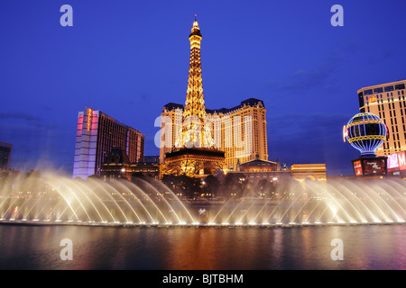 Bellagio Springbrunnen und Eiffelturm Replik auf Nacht-Las Vegas, Nevada, USA. Stockfoto