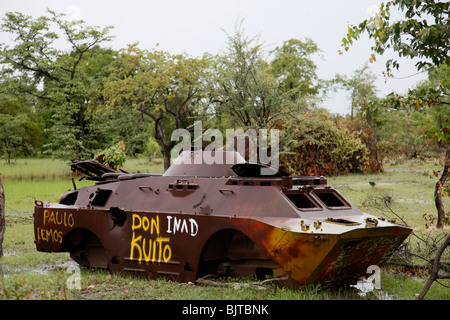 Armee Panzer säumen die Straßen von Ondjiva nach Lubango. Provinz Cunene, Angola. Afrika. Zute Lightfoot © www.lightfootphoto.com Stockfoto