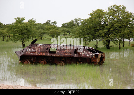 Armee Panzer säumen die Straßen von Ondjiva nach Lubango. Provinz Cunene, Angola. Afrika. Zute Lightfoot © www.lightfootphoto.com Stockfoto