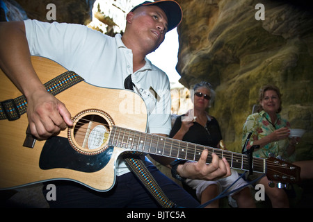 Crew-Mitglieder von Expedition Kreuzer Orion bieten Musik und Food-Service bei einem Besuch in Alladins Höhle auf Insel Bigge Stockfoto