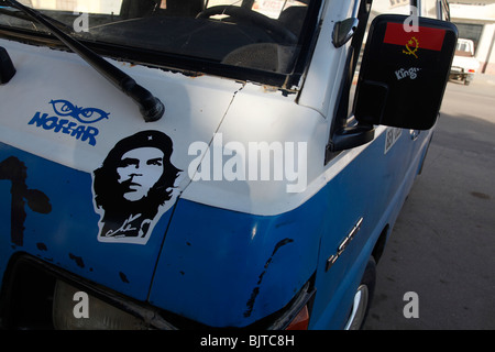 Aufkleber Che Guervera und die angolanische Flagge auf ein Taxi. Benguela, Angola, Afrika. Zute Lightfoot © www.lightfootphoto.com Stockfoto