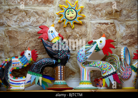 Pfeifen Shop La Botteca, Interieur. Kunstvolle traditionelle Volkskunst pfeift der Region. Alberobello, Apulien, Italien. Stockfoto