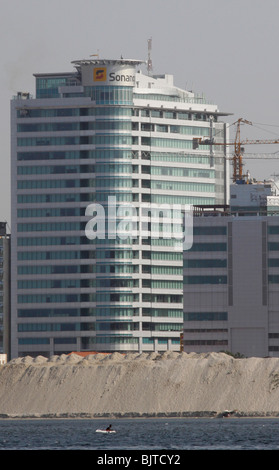Sonangol Öl Sitz des Unternehmens gegenüber dem Hafen von der Ilha aus gesehen. Luanda. Angola. Afrika Stockfoto