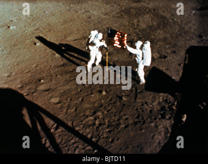 Men on the Moon Neil Armstrong & Buzz Aldrin Apollo 11 mit der Flagge der Vereinigten Staaten Stockfoto