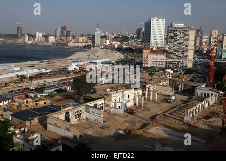 Alte und neue Gebäude bilden Angolas Hauptstadt Luanda. Stockfoto