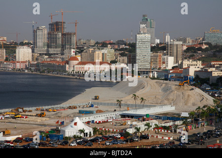 Alte und neue Gebäude bilden Angolas Hauptstadt Luanda. Stockfoto