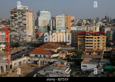 Alte und neue Gebäude bilden Angolas Hauptstadt Luanda. Stockfoto