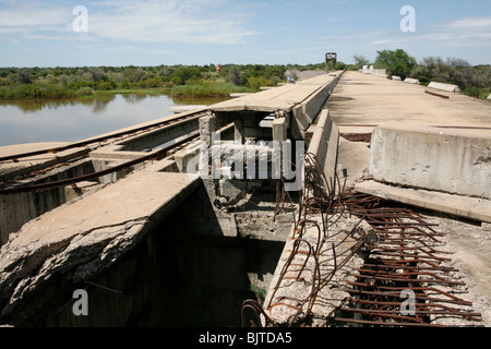 Kriegsschäden bleibt auf einem der vielen Wasserkraftwerke am Fluss Cunene. Provinz Cunene, südlichen Angola, Afrika. Stockfoto