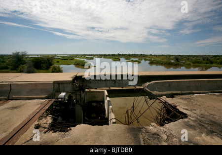 Kriegsschäden bleibt auf einem der vielen Wasserkraftwerke am Fluss Cunene. Provinz Cunene, südlichen Angola, Afrika. Stockfoto