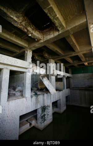 Kriegsschäden bleibt auf einem der vielen Wasserkraftwerke am Fluss Cunene. Provinz Cunene, südlichen Angola, Afrika. Stockfoto