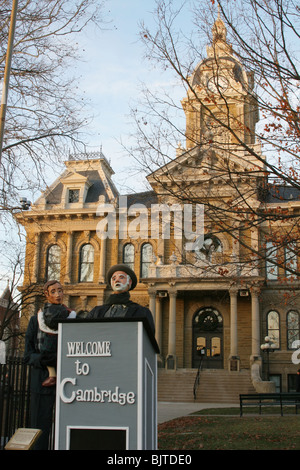 Statuen von Tiny Tim, Bob Cratchit, der Politiker vor der Guernsey County Courthouse, Cambridge, Ohio, USA. Stockfoto