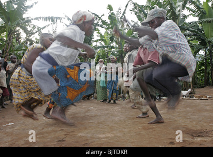 Menschen vom Stamm Pygmäen Durchführung Tanz für Touristen im Rahmen des Dorfes gehen an die Grenzen des Waldes Bwindi Impenetrable Stockfoto