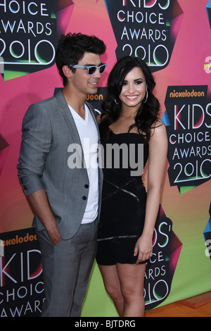 JOE JONAS DEMI LOVATO NICKELODEON KIDS CHOICE AWARDS 2010 LOS ANGELES CA USA 27 März 2010 Stockfoto