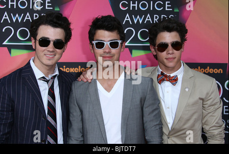 KEVIN JONAS JOE JONAS NICK JONAS NICKELODEON KIDS CHOICE AWARDS 2010 LOS ANGELES CA USA 27 März 2010 Stockfoto