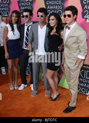 DANIELLE JONAS KEVIN JONAS JOE JONAS DEMI LOVATO NICK JONAS NICKELODEON KIDS CHOICE AWARDS 2010 LOS ANGELES CA USA 27 Marc Stockfoto