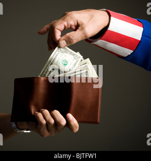 Mann in Uncle Sam Kostüm nehmen Geld aus der Brieftasche, Studio gedreht Stockfoto