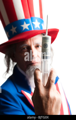 Mann in Uncle Sam Kostüm mit Spritze mit uns-Dollar-Banknote innen, Studioaufnahme Stockfoto