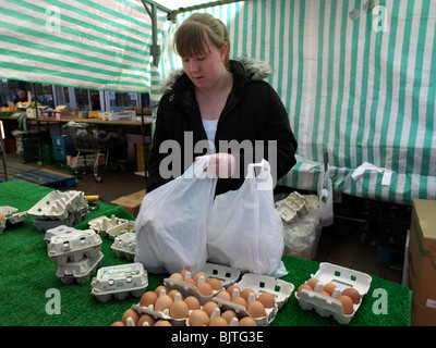 Epsom Markt Surrey England Frau verkauften Eiern setzen Eiern In Plastiktüten Stockfoto