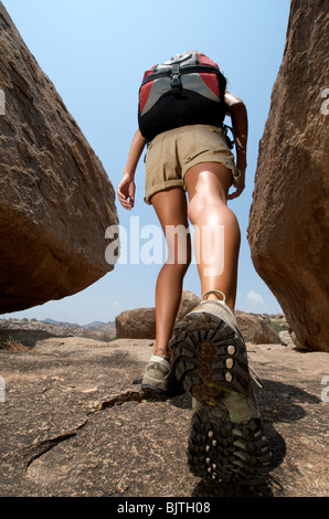 Frau im felsigen Gelände wandern Stockfoto