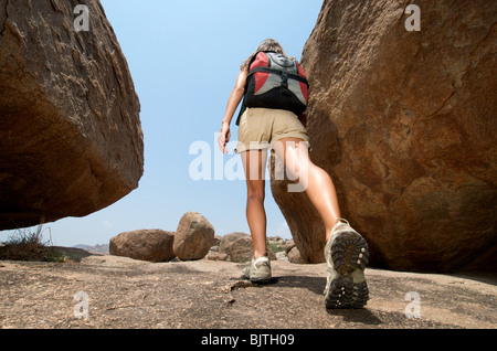 Frau im felsigen Gelände wandern Stockfoto