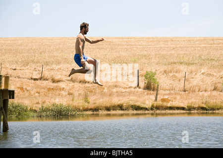 Mann springt in See Stockfoto