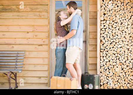 Paar genießt am See Urlaub Stockfoto