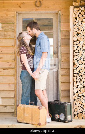 Paar genießt am See Urlaub Stockfoto